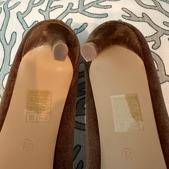 Journee Collection Crystol Velvet Pump in Elegant Brown - Size 9.5 NWOT - Picture 12 of 12